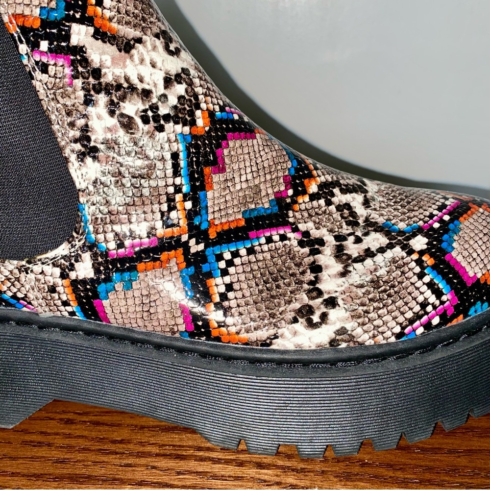 NWOT Women's Platform Chelsea Booties Colorful Snakeskin Waterproof Size 9 - Picture 7 of 9